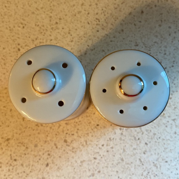 DISNEY ~ VTG Cinderella Castle salt & pepper shakers ~ Walt Disney World - Picture 2 of 3